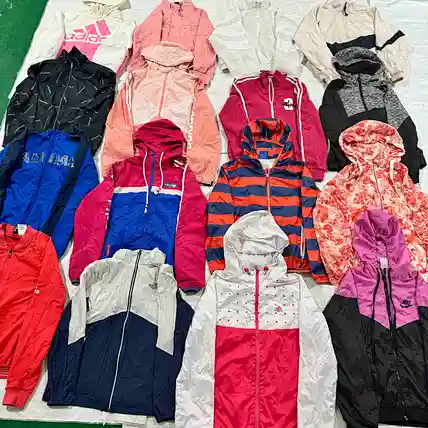 Se venden abrigos de segunda mano.